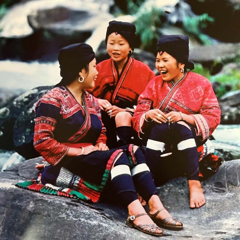 Yao ethnic group clothing drinking tea foundation for social connection